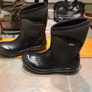 Woman’s bogs size 9